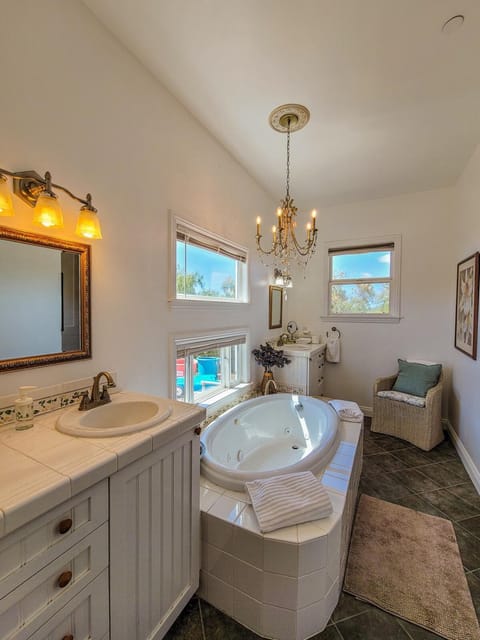 Beverlys Hilltop Retreat House in Fallbrook