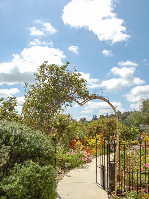 Beverlys Hilltop Retreat House in Fallbrook