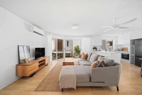 Communal lounge/ TV room, TV and multimedia, Kitchen or kitchenette, Living room, Seating area, Evening entertainment, oven, air conditioner