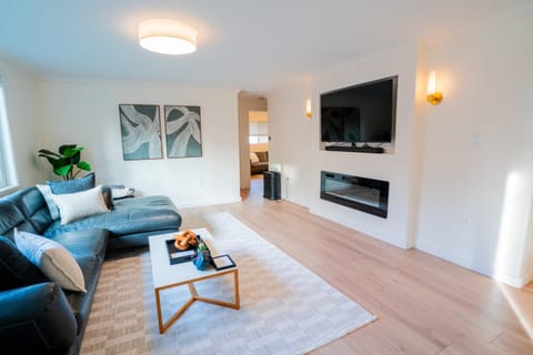 Modern 3BR - Rare AC in Seattle - Family-Friendly Apartment in Lake City