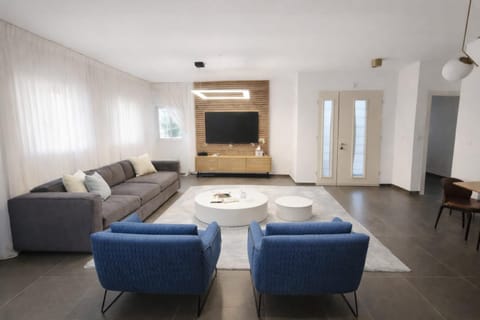 Communal lounge/ TV room, TV and multimedia, Living room, Evening entertainment