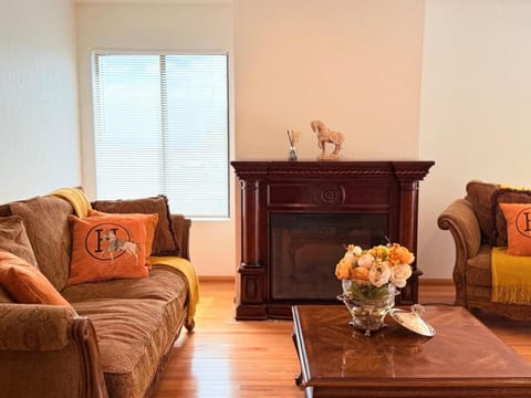 6BR5BA Hot Tub Steps to Beach Parking Pet Friendly Villa in Del Mar