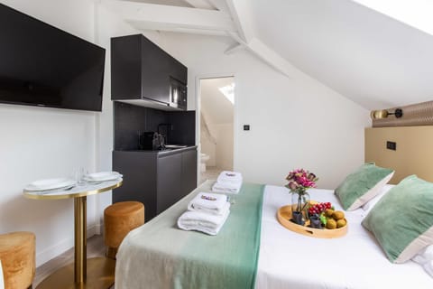 Bed, Kitchen or kitchenette