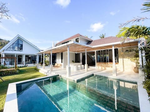 Property building, Patio, Day, Pool view, Swimming pool, sunbed