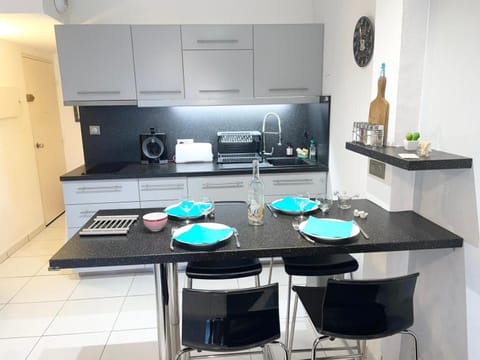 Coffee/tea facilities, Kitchen or kitchenette, Dining area, stove, toaster