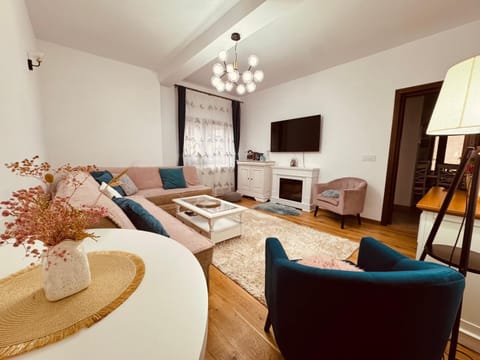 TV and multimedia, Living room, Seating area, Evening entertainment