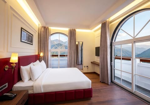 Bed, Natural landscape, Balcony/Terrace, Photo of the whole room, Decorative detail, Bedroom, Mountain view