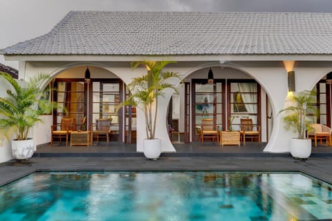 Property building, Balcony/Terrace, Swimming pool
