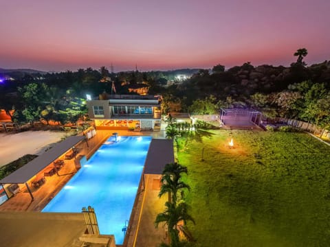 Property building, Garden, Swimming pool