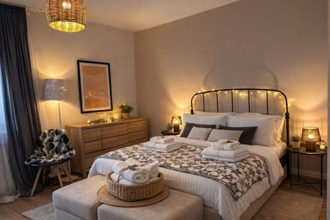 Bed, Photo of the whole room, Bedroom, towels