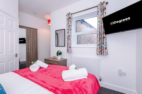 Modern 6 Bed House with Ensuites by 53 Degrees Property, Perfect for Business and Groups House in England