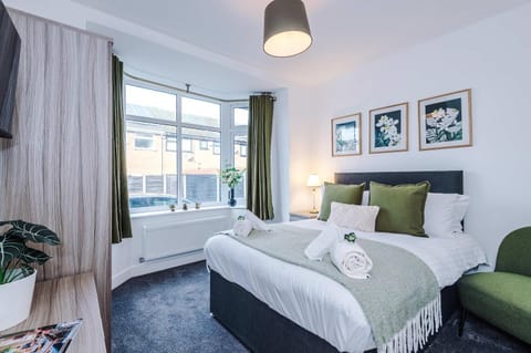 Modern 6 Bed House with Ensuites by 53 Degrees Property, Perfect for Business and Groups House in England