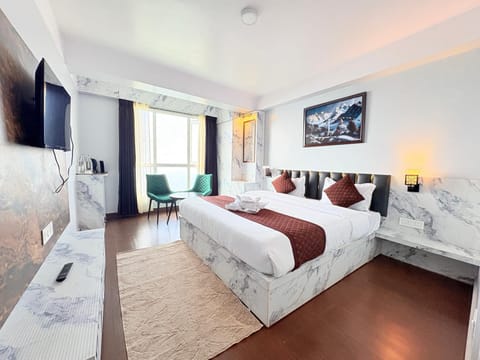 Communal lounge/ TV room, Bed, TV and multimedia, Living room, Photo of the whole room, Seating area, Evening entertainment, Bedroom, Breakfast