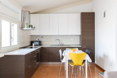 Kitchen or kitchenette, Dining area, oven, stove