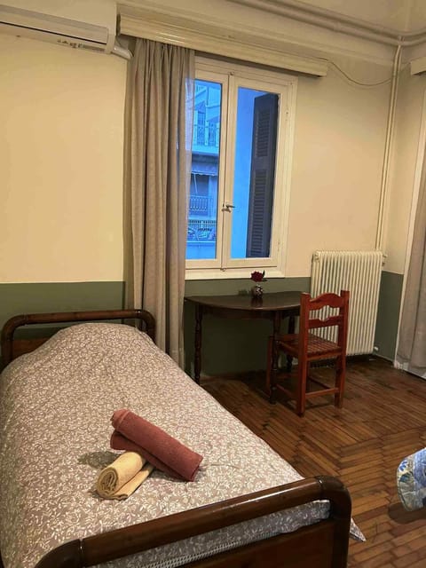 Private room for 3 in a dorm 5' from metro Vacation rental in Athens