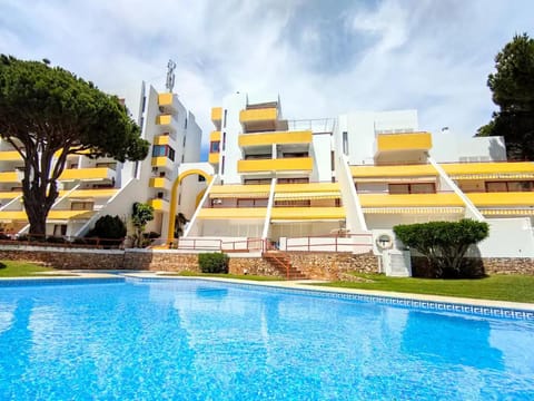 Property building, Day, Pool view, Swimming pool