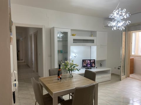 TV and multimedia, Living room, Seating area, Dining area