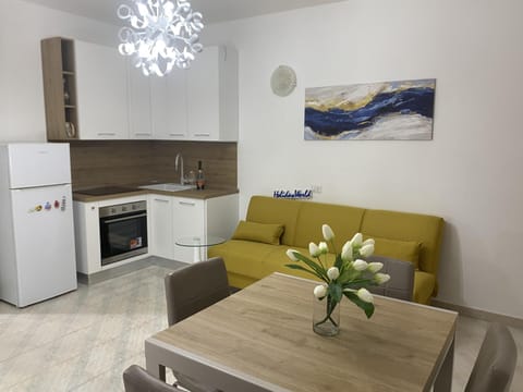 Kitchen or kitchenette, Living room, Seating area, Dining area, oven, stove