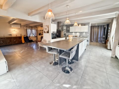 Kitchen or kitchenette, Dining area, stove