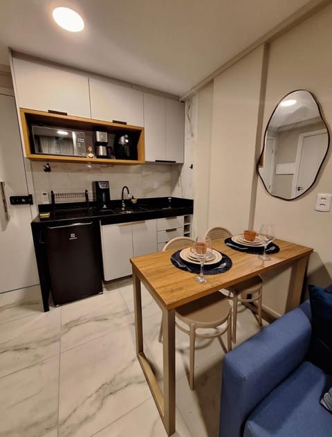 Kitchen or kitchenette, Dining area, minibar, stove