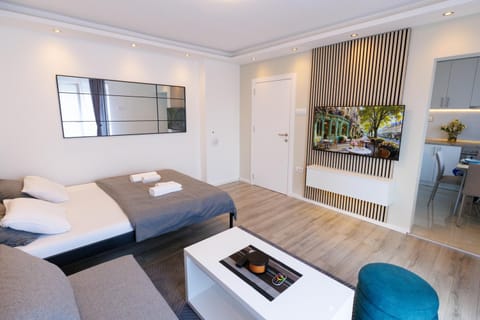 Bed, TV and multimedia, Seating area, Dining area, Bedroom