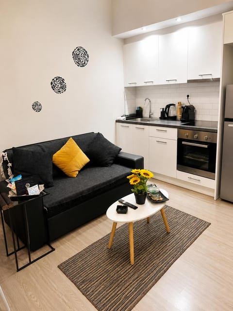 Kitchen or kitchenette, Living room, Seating area, Dining area, stove