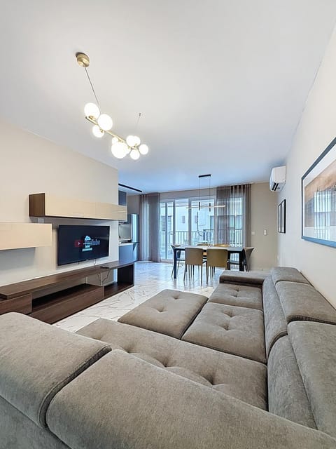 TV and multimedia, Living room, Seating area, Evening entertainment