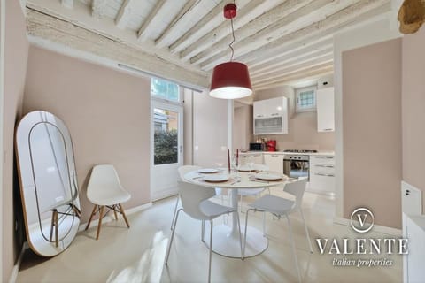 Kitchen or kitchenette, Dining area, dishwasher, minibar, oven, stove