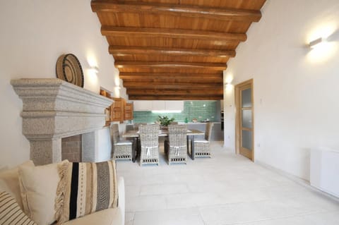 Living room, Seating area, Dining area, fireplace