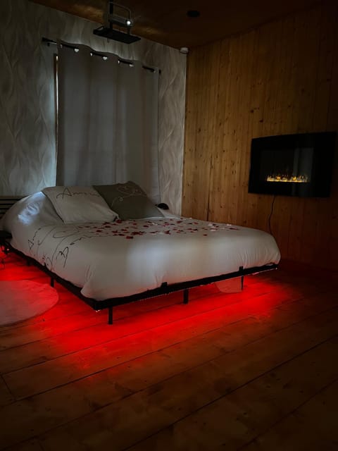 Bed, Photo of the whole room, Bedroom