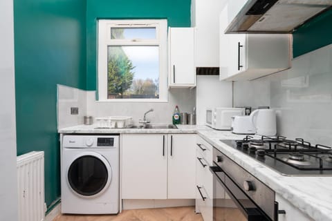 Exotic 4BD, Etihad, Coop Arena - TV in all Rooms and Outdoor Dining House in Manchester