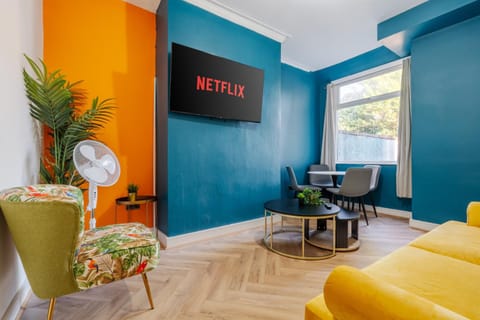 Exotic 4BD, Etihad, Coop Arena - TV in all Rooms and Outdoor Dining House in Manchester