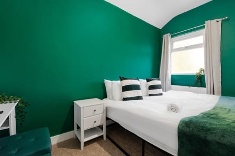 Exotic 4BD, Etihad, Coop Arena - TV in all Rooms and Outdoor Dining House in Manchester