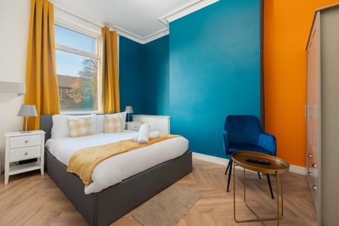 Exotic 4BD, Etihad, Coop Arena - TV in all Rooms and Outdoor Dining House in Manchester