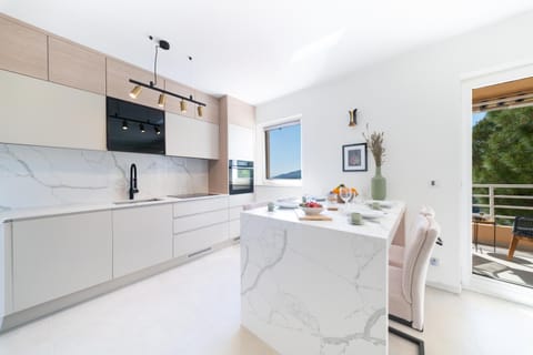 Kitchen or kitchenette, Dining area, Sea view, dishwasher, oven