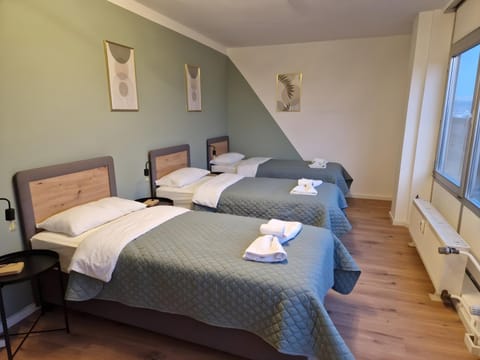 Bed, Bedroom, towels