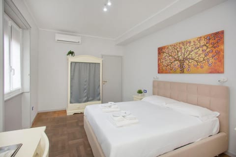 Bed, Photo of the whole room, Bedroom, towels, air conditioner
