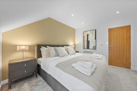 Bed, Bedroom, towels