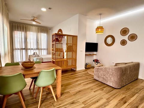 Communal lounge/ TV room, Bed, TV and multimedia, Kitchen or kitchenette, Living room, Photo of the whole room, Seating area, Dining area, Bedroom, wardrobe