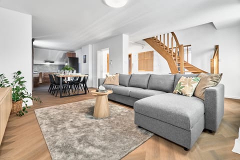 Kitchen or kitchenette, Living room, Seating area, Dining area
