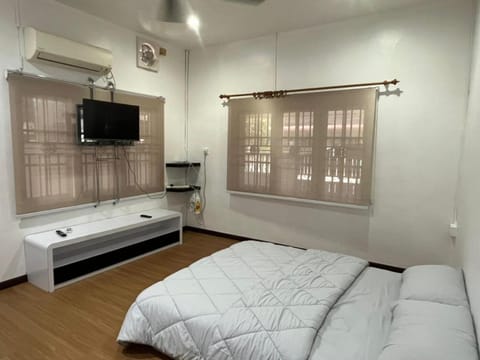 Bed, TV and multimedia, Bedroom, air conditioner