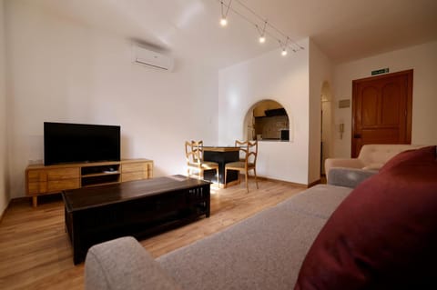 TV and multimedia, Living room, Photo of the whole room, Seating area, air conditioner