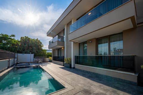 Property building, Day, Swimming pool