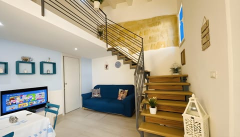 Communal lounge/ TV room, TV and multimedia, Living room, Seating area, Evening entertainment