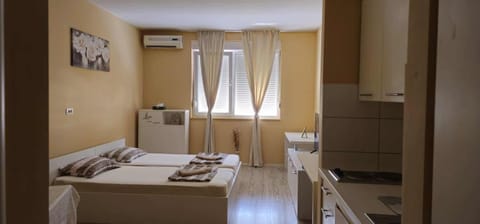 Bed, Living room, Photo of the whole room, Seating area, Bedroom, towels, air conditioner