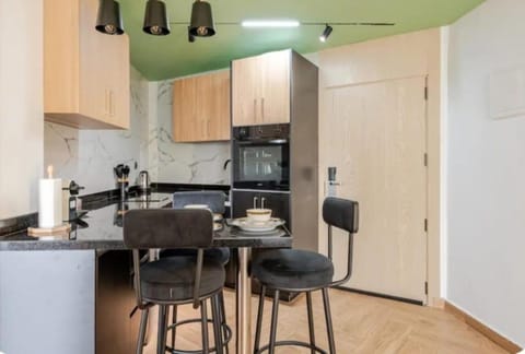Kitchen or kitchenette, Dining area, oven, stove