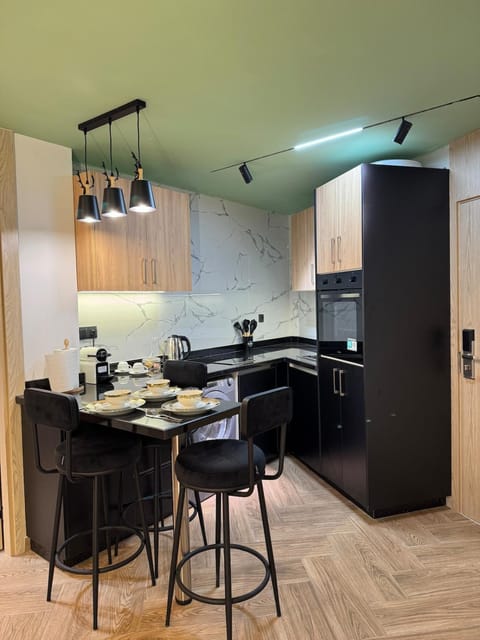 Coffee/tea facilities, Kitchen or kitchenette, oven, stove