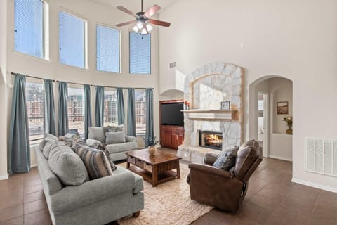 Spacious 4BR 3BA with Yard Mins to LakeLewisville House in Lake Dallas