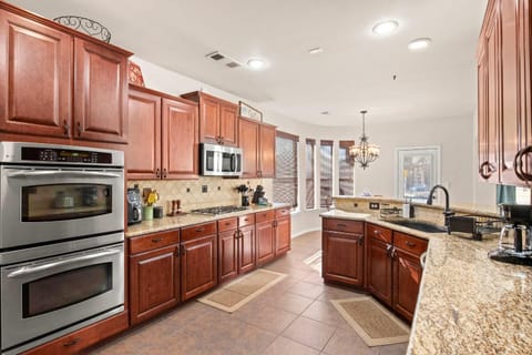 Spacious 4BR 3BA with Yard Mins to LakeLewisville House in Lake Dallas