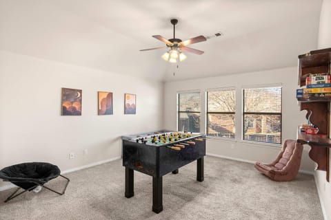 Spacious 4BR 3BA with Yard Mins to LakeLewisville House in Lake Dallas